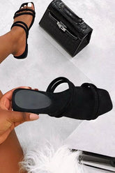 Hohle flache Sandalen